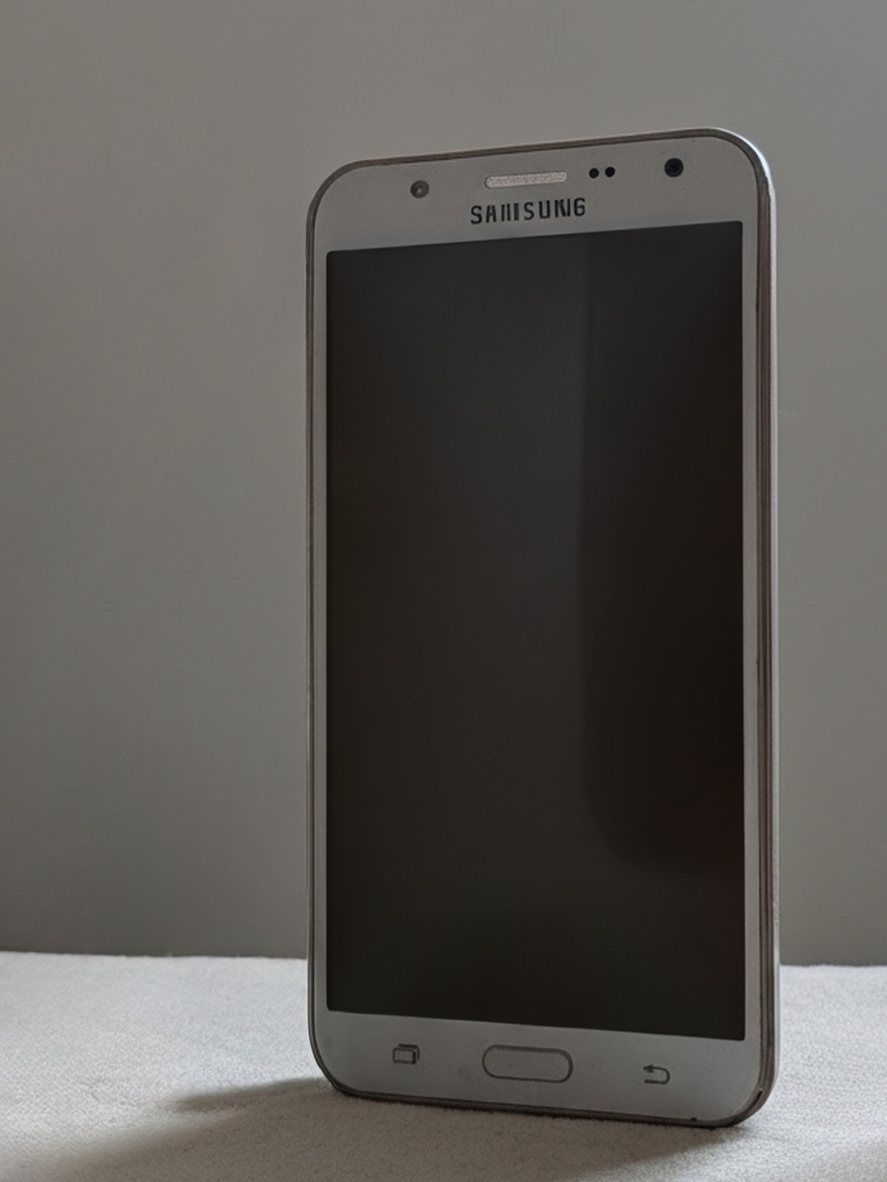 Samsung Galaxy J7 Smartphone – Works Great